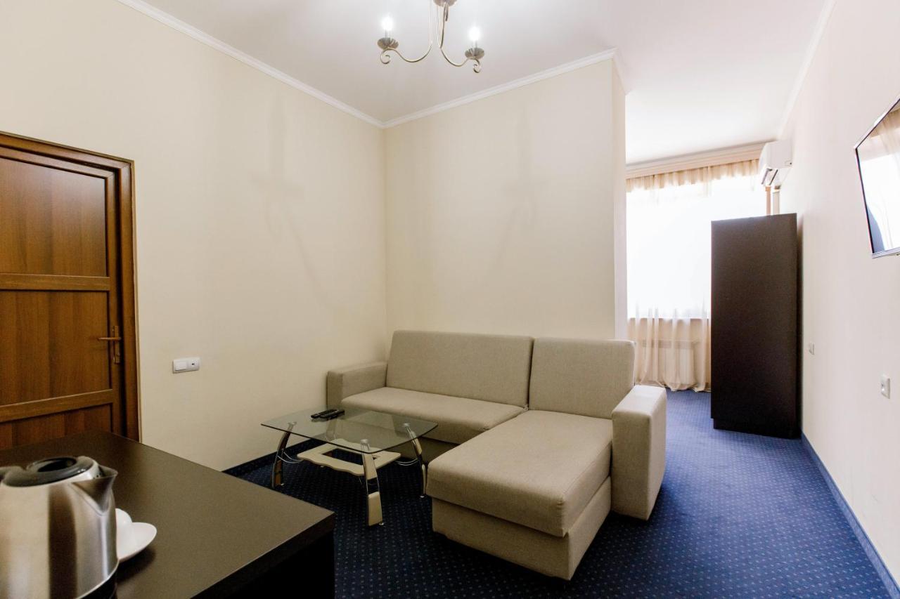 יירבאן 14 Floor Hotel מראה חיצוני תמונה